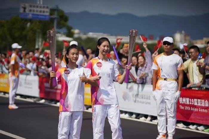 2023年9月12日,杭州亚运会火炬在宁波传递,崔译文是第3棒火炬手.
