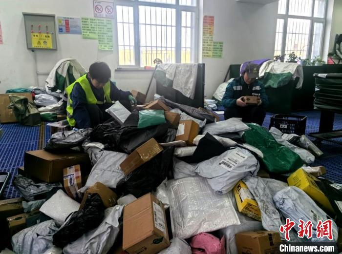 新疆和硕县邮政公司新城揽投部投递员正在分拣包裹。杨家佳 摄