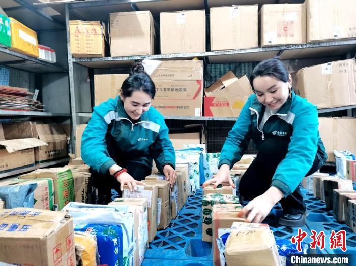 13日，新疆英吉沙县某快递公司业务员正在分拣包裹。库尔班江 摄