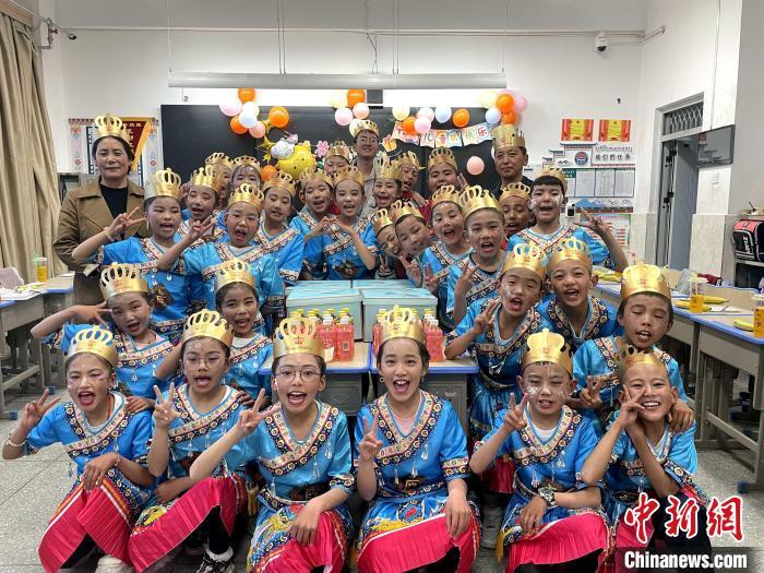 图为襄阳市“格桑花”支教团老师陪琼结镇小学孩子们过集体生日。曲杰 供图