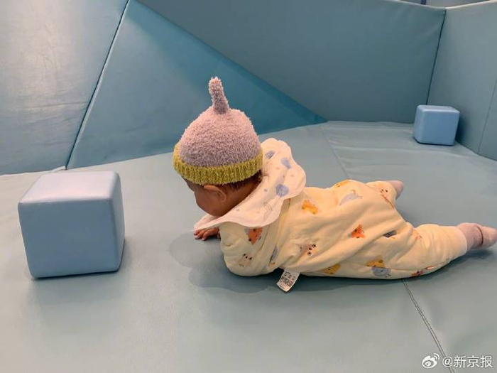 女儿珞珞在小区会所的儿童乐园。受访者供图