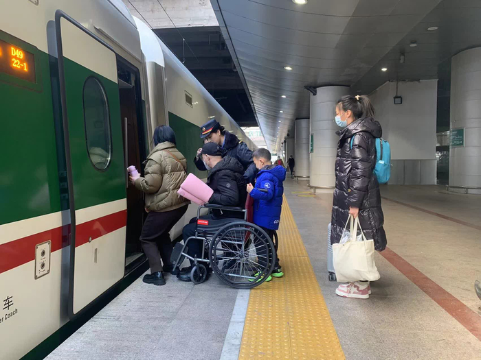 韩秀苹将旅客送上车