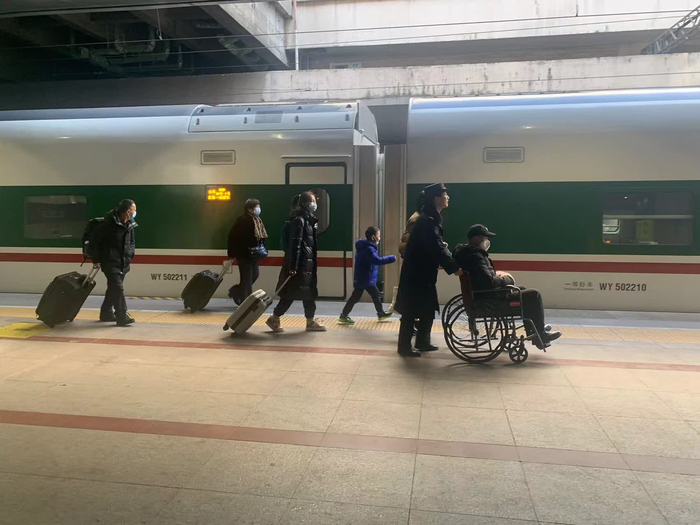 韩秀苹在接送旅客