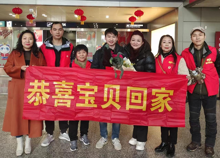 ▲宝贝回家志愿者在机场迎接苟永明回家