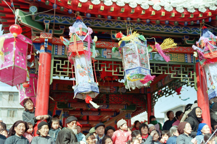 上世纪八十年代末，陕西西安城郊农民在春节期间观看社火表演。