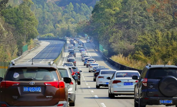 许广高速（G0421）是广东出省的重要通道，在清远的高速公路上，北上回家过年的自驾小车排起长龙。