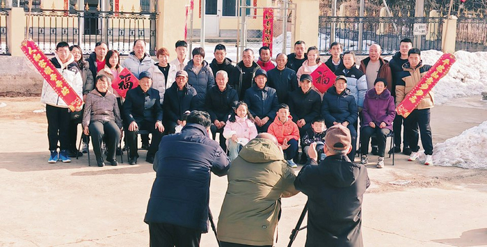 摄影爱好者为武乡县大有乡西中庄村和大有村的村民免费拍摄全家福。杨斌青摄
