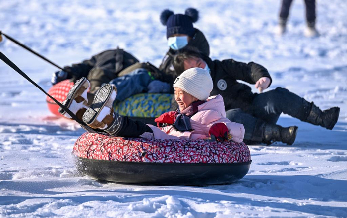 2024年1月19日,孩子们参加雪地拉爬犁比赛.