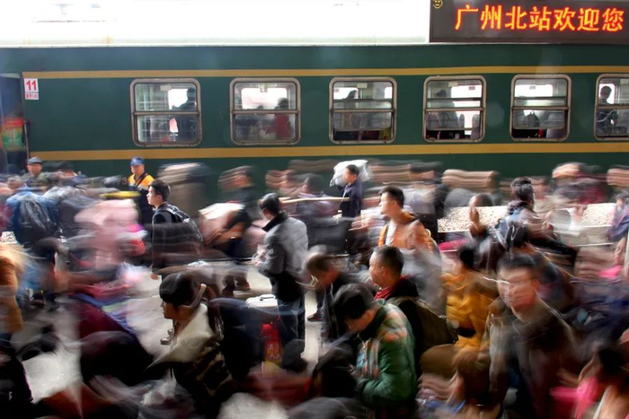 每到春节，回家的人们归心似箭。