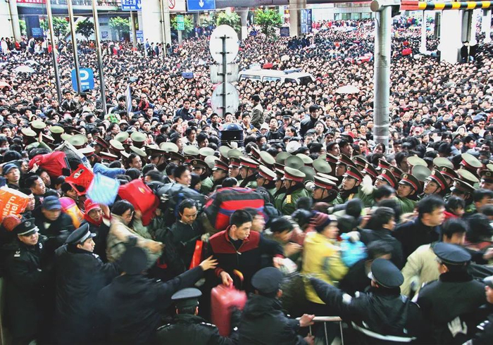 几条连接火车站主干道，以及高架桥底下，都挤满了等待上火车的人。（2008年2月1日拍摄于广州火车站）