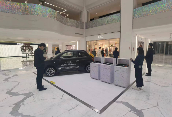 斯沃琪与宝珀联名“风暴洋”黑色款在北京SKP发售现场 图片来源：陈光大摄