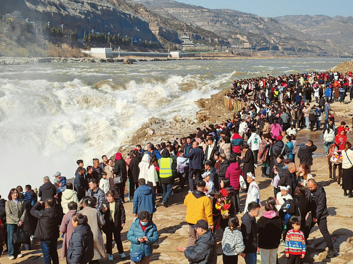 壶口瀑布吸引众多游客前来观赏。山西日报通讯员摄