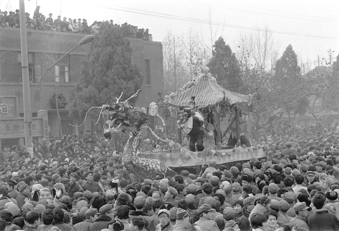 1982年春节假期期间，陕西省关中地区举行了传统的民间社火文娱活动。