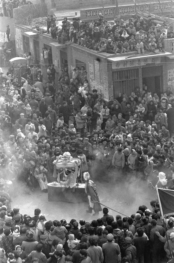 在上世纪九十年代初，在河南省各地的城镇、乡村，每到春节前后到处可以见到热闹的社火场面。