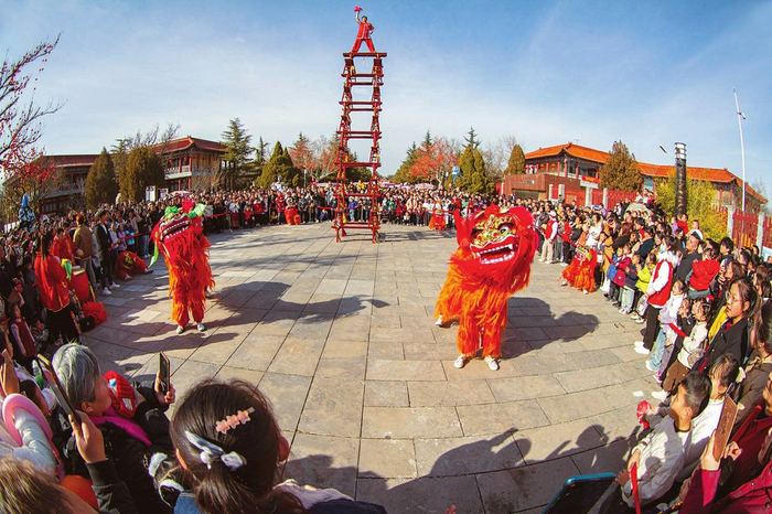 运城市盐湖区舜帝陵景区内舞狮队正在进行舞狮表演。姜桦摄