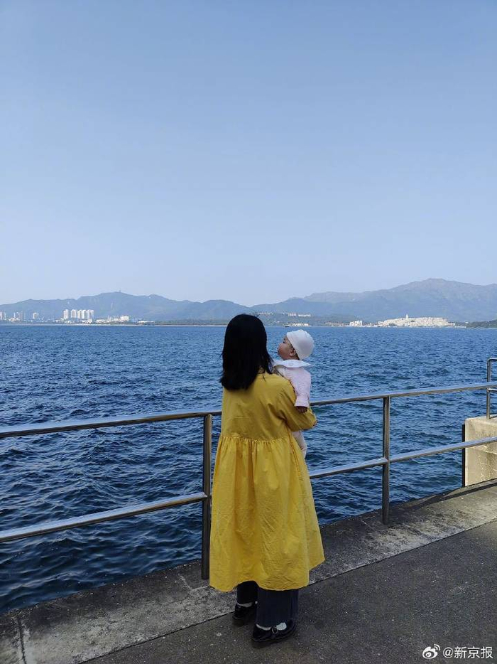 元旦假期，筱爽和女儿珞珞在白石角散步。受访者供图