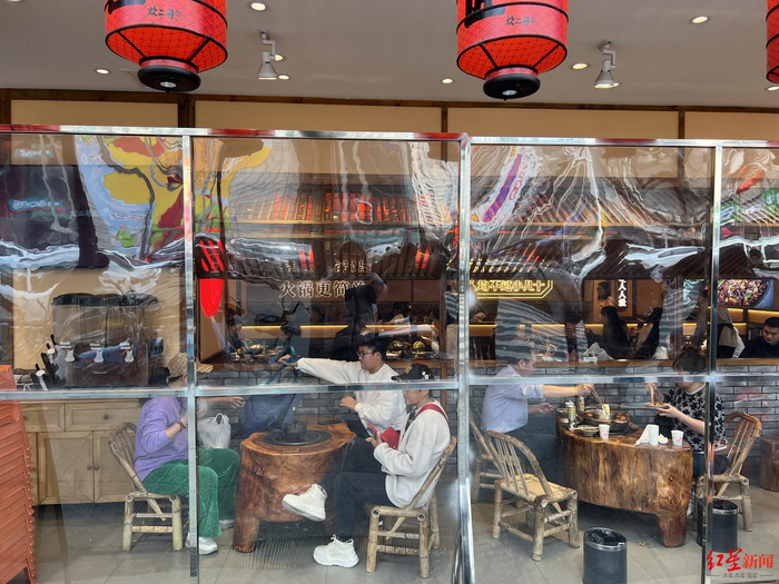 ▲火锅店中，顾客正在享受美食