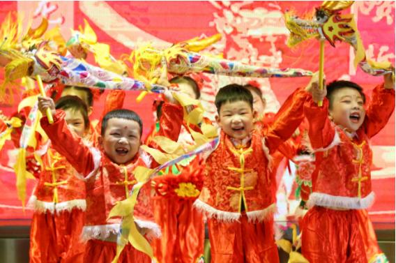 小朋友通过舞龙表演，感受中国传统民俗文化的魅力。通讯员 周强 摄