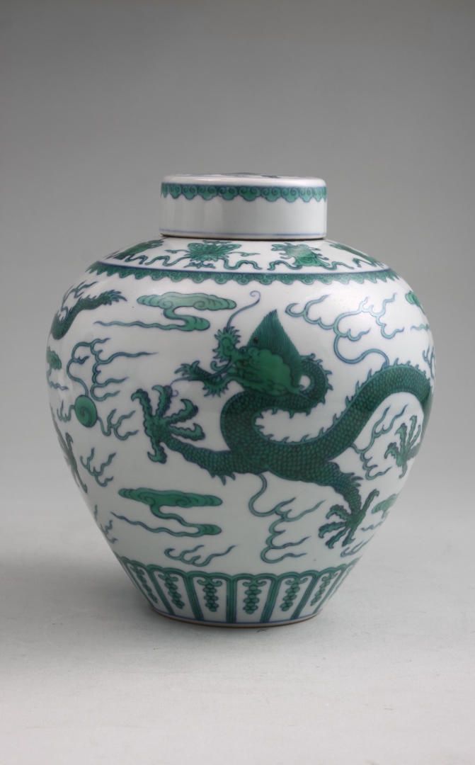 斗彩八宝云龙纹盖罐