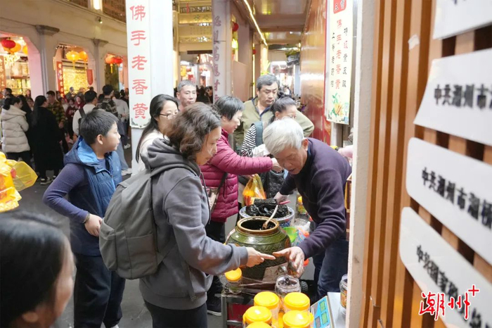 游客在牌坊街选购潮州特产及特色饮品。