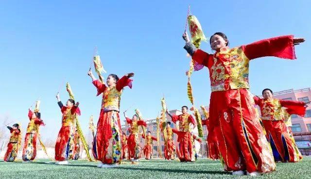 舞龙舞狮社团的学生们正在演练龙腾狮舞传统文化节目 王将 摄
