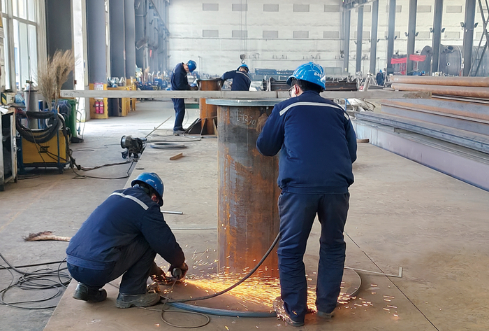 △同兴始终坚持市场导向和客户导向的基本原则。上图为澳大利亚客户代表正在对同兴出口的浓密机进行验收，下图为同兴生产车间。