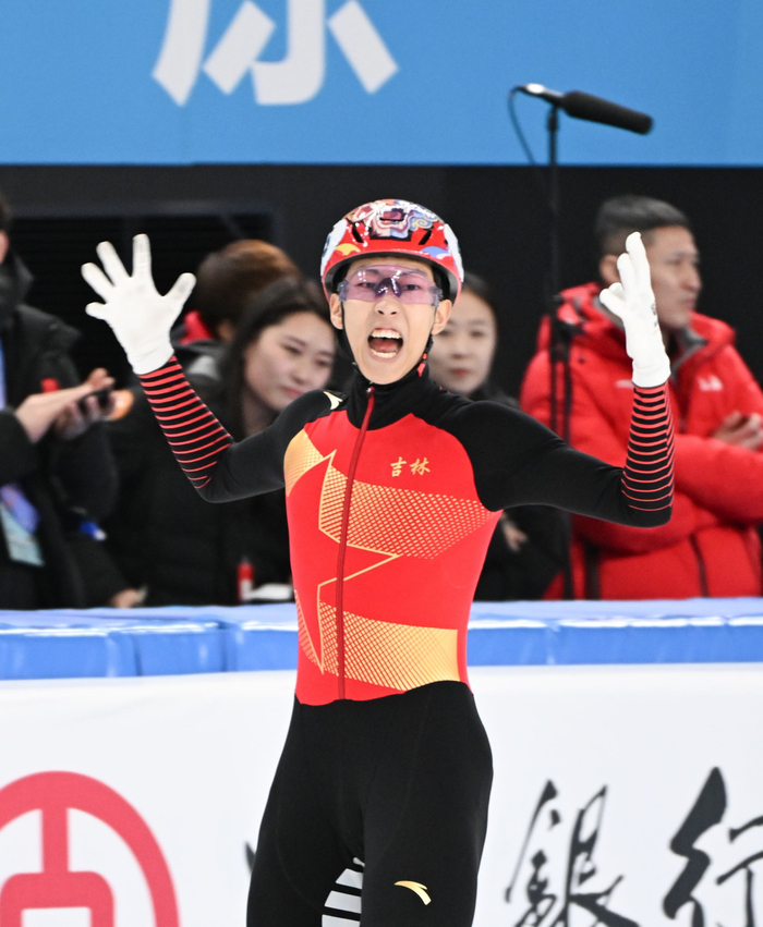 孙龙夺冠后庆祝。