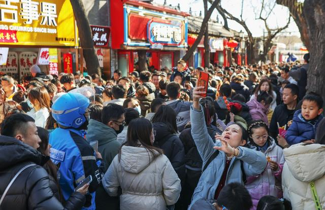 2月15日，农历正月初六，北京南锣鼓巷游客爆满。新京报记者 李木易 摄