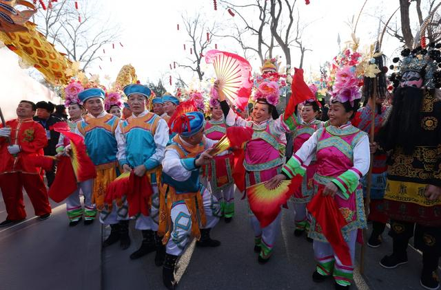 2月10日，龙潭春节文化庙会在龙潭公园盛装开场。演员在庙会上巡演秧歌舞。新京报记者 李木易 摄