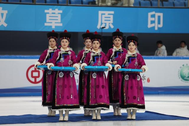 礼仪小姐为短道速滑比赛的颁奖做好准备。  新京报记者 王飞 摄