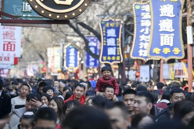 2024年2月13日，游客在西安市美食文化街区回民街游览。新华社记者 李一博 摄