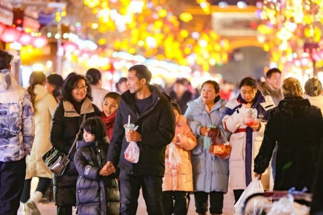 2024年2月4日，游客在新疆喀什古城景区汗巴扎夜市游览。新华社发（蔡增乐摄）