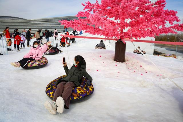 2月11日，大年初二，冰丝带（国家速滑馆）场馆外举办“冰丝带冰雪狂欢季”，游客们体验冰雪游乐设施。 新京报记者 王远征 摄