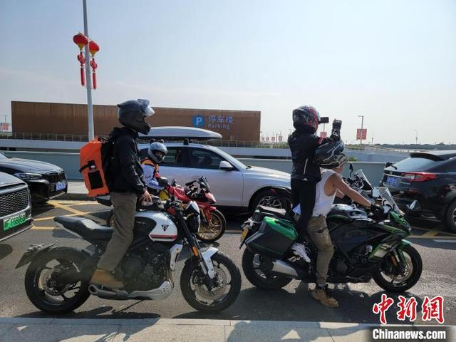 2月16日新海港客运枢纽，几辆摩托车在进港车流中排队。中新网记者 王晓斌 摄