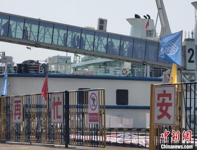 2月16日新海港客运枢纽，旅客通过廊桥登船。中新网记者 王晓斌 摄