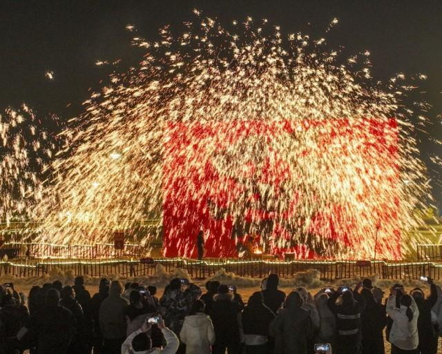 2024年2月10日，游客在河北省遵化市团瓢庄镇山里各庄景区观看打铁花表演。新华社发（刘满仓 摄）