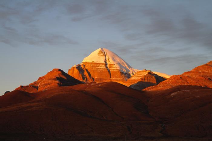 图为阿里神山冈仁波齐的日照金山。中新社记者贡确摄