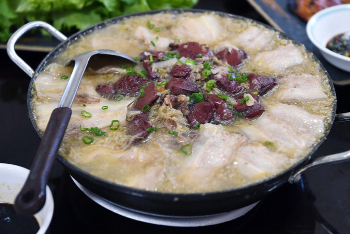 这是在美国纽约州的“辽宁山庄”拍摄的东北杀猪菜。新华社记者李睿摄