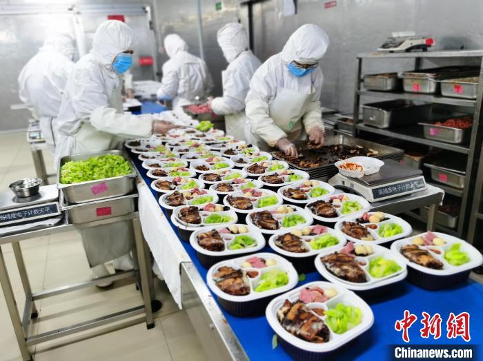 探访高铁供餐中央厨房:日产逾27万份餐食