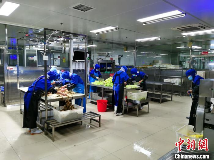 探访高铁供餐中央厨房:日产逾2.7万份餐食|厨房|餐饮|烹饪_新浪新闻