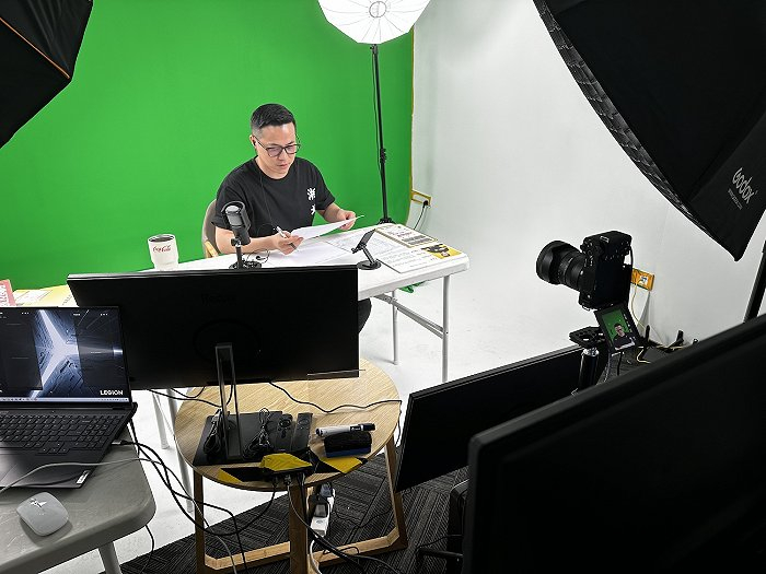 饶星星正在准备直播。受访者供图