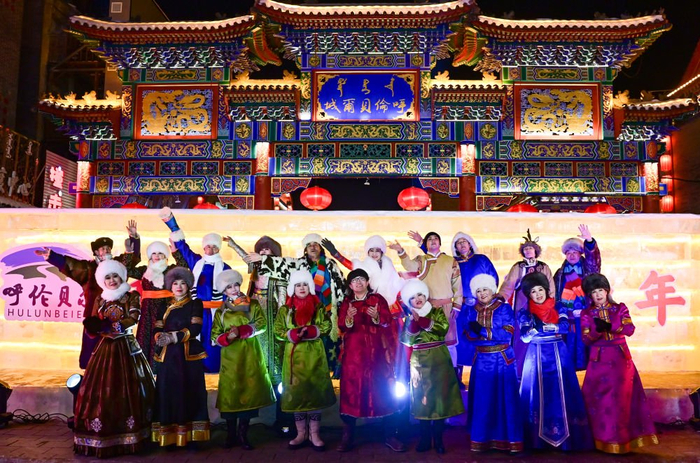 　　2月14日，演员在呼伦贝尔古城表演文艺节目。王正 摄