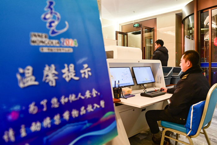 　　2月14日，安保人员在呼伦贝尔市贝尔酒店安保工作中。王正 摄