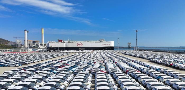 2024年1月14日,“BYD EXPLORER NO.1”(比亚迪“开拓者1号”)滚装船抵达深圳港小漠国际物流港。1月15日,搭载5000多台新能源车的比亚迪“开拓者1号”滚装船举行首航仪式,驶往欧洲的符利辛根港和不来梅哈芬港。新华社发