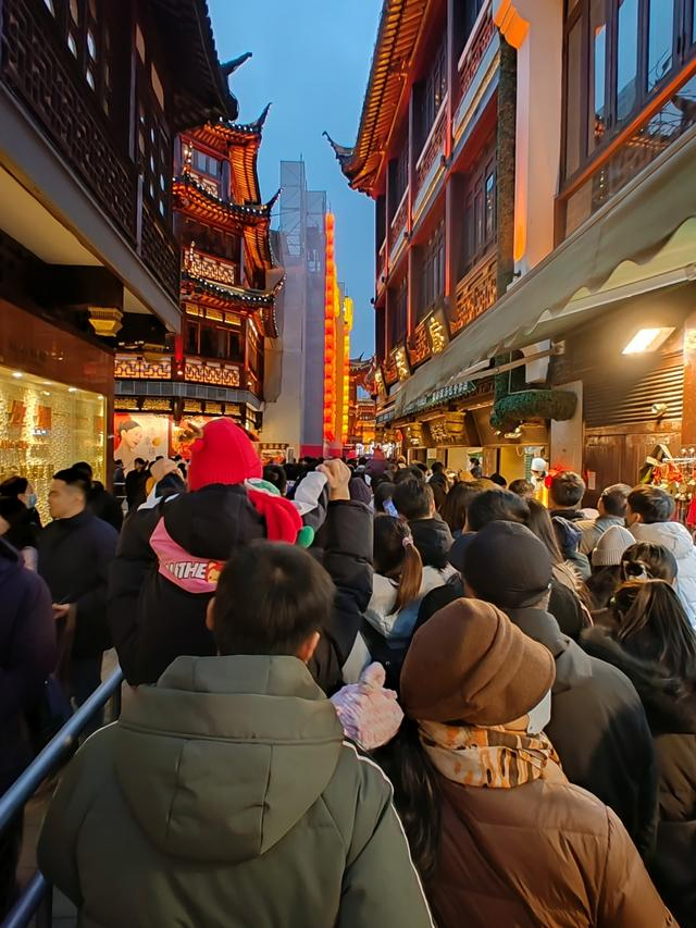 节日期间上海豫园灯会客流摩肩接踵。 李宝花 摄