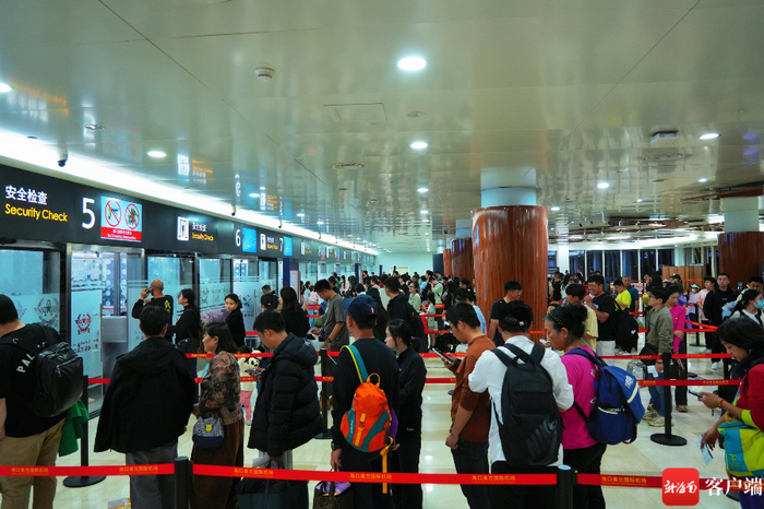 旅客排队安检。海口美兰机场供图