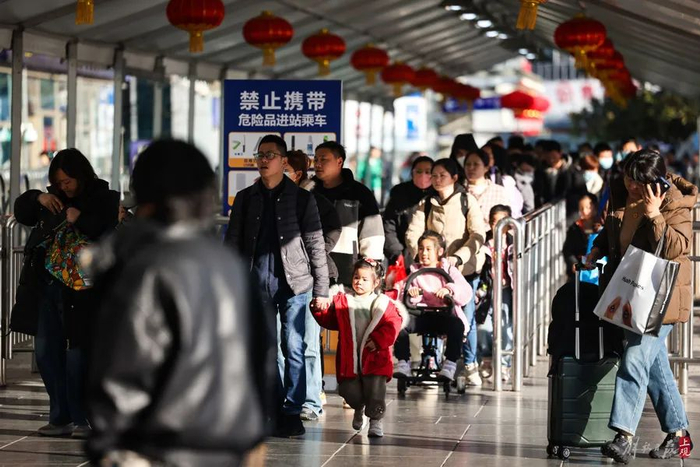 人们有序进入上海火车站南广场的入口处，准备安检。海沙尔摄