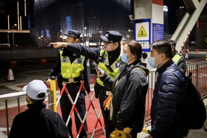 警方在虹桥枢纽加派警力，引导返程客流及时疏散