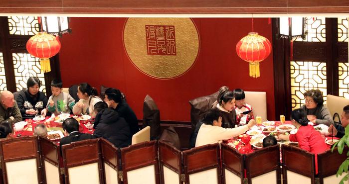 2024年2月9日除夕,人们在江苏省苏州市一家餐馆内享用团圆饭。新华社发(杭兴微 摄)