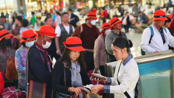 2024年1月26日,在老挝万象,旅客在中老铁路万象站检票乘车。新华社发(杨永全 摄)
